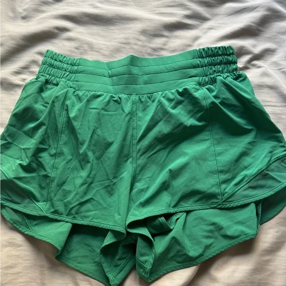 Lululemon Hotty Hot Shorts 2.5 in Kelly Green - Picture 2 of 3